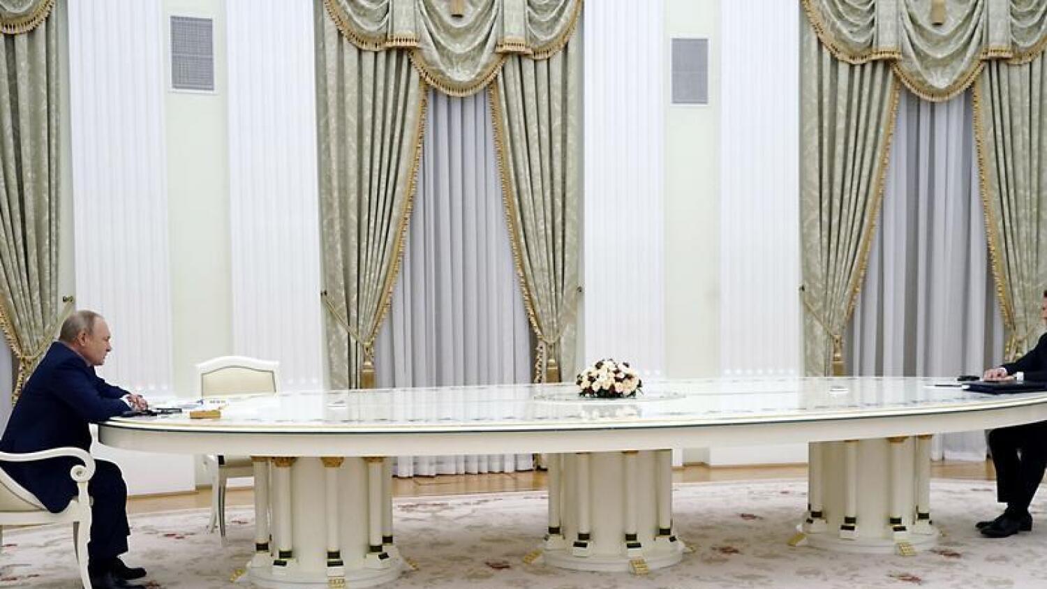 Длинный стол у президента Франции