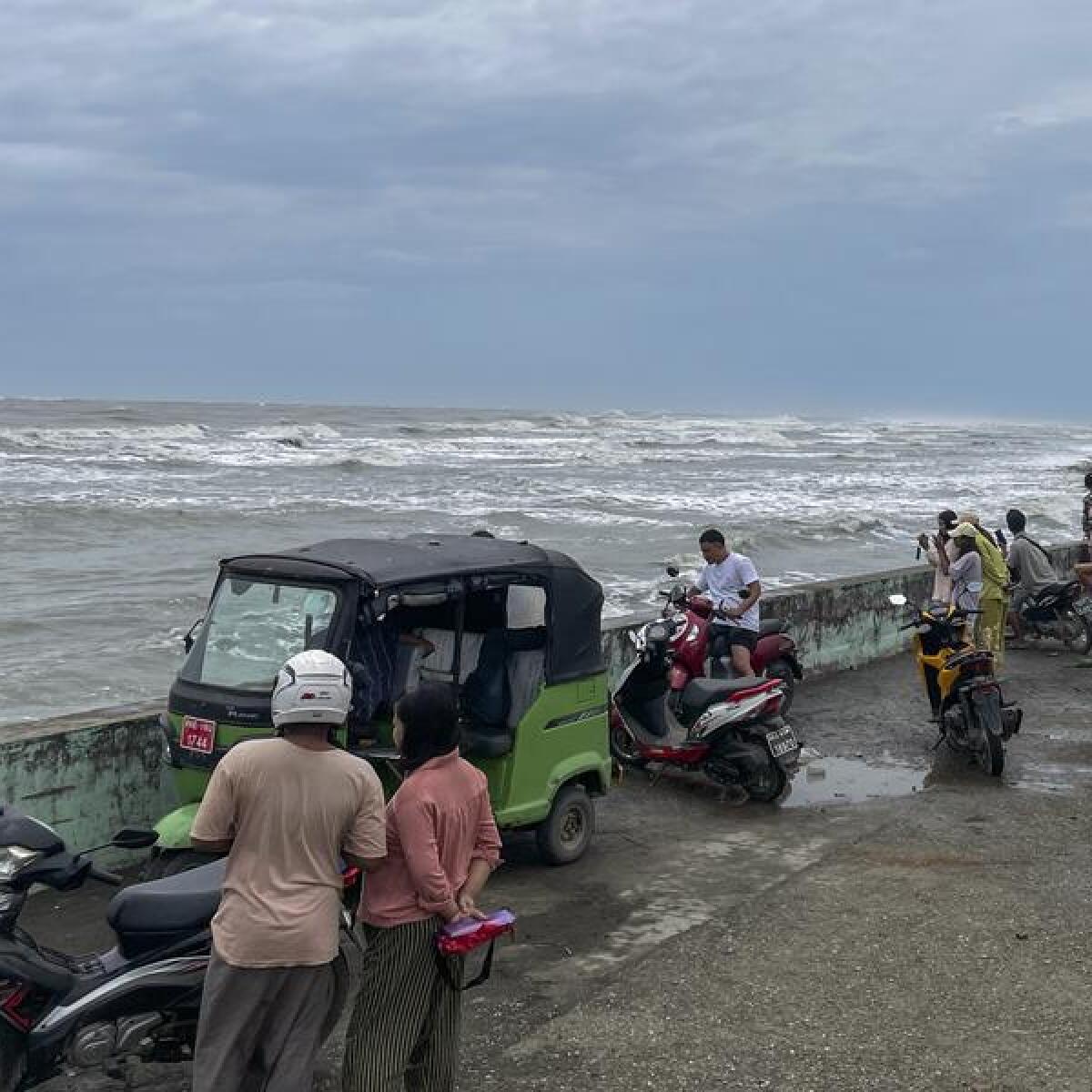 Οι ντόπιοι κοιτάζουν τη θάλασσα πριν ο κυκλώνας Μόκα χτυπήσει την Πολιτεία Ραχίν