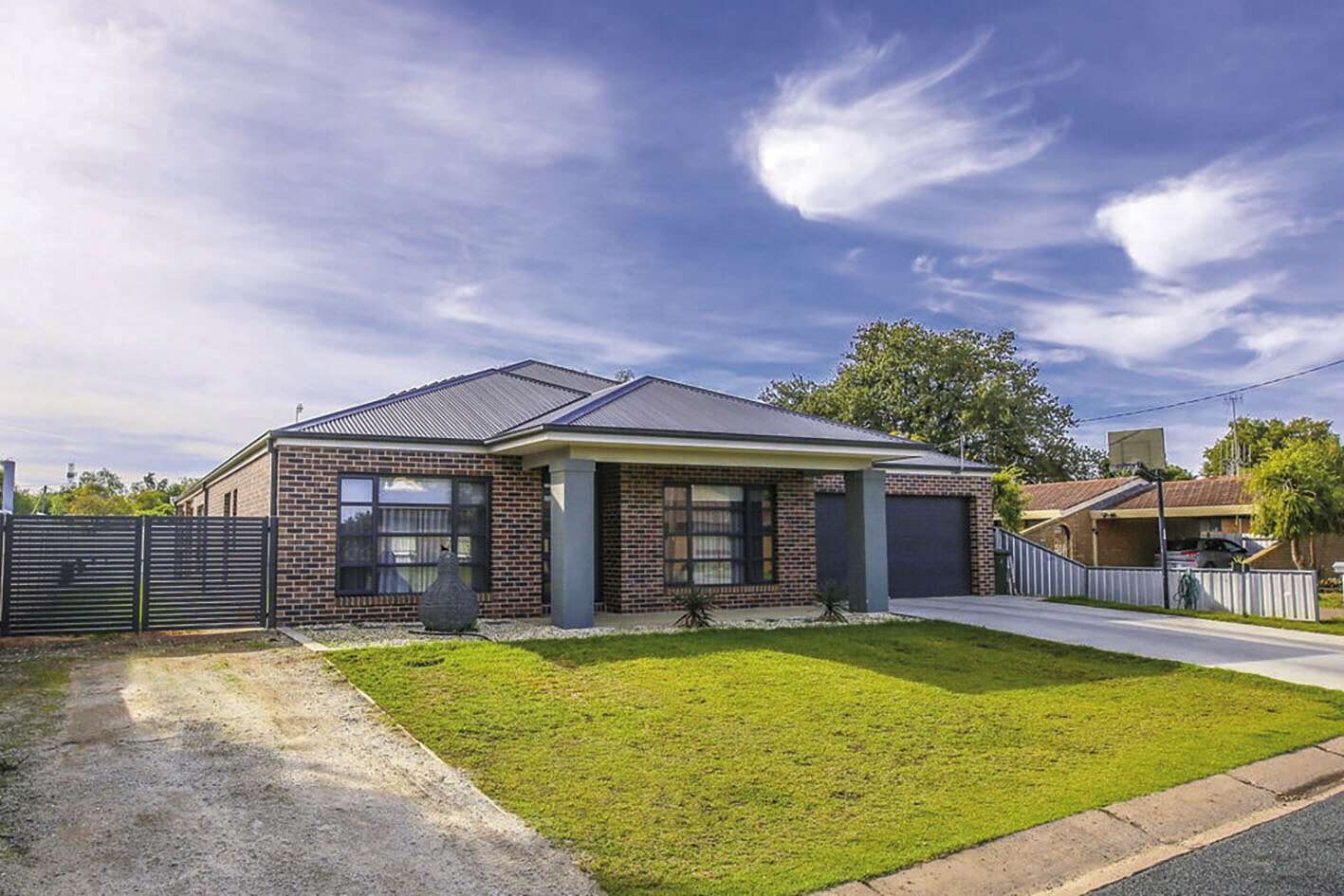 BIG MODERN HOME IN THE CENTRE OF TOWN | Shepparton News