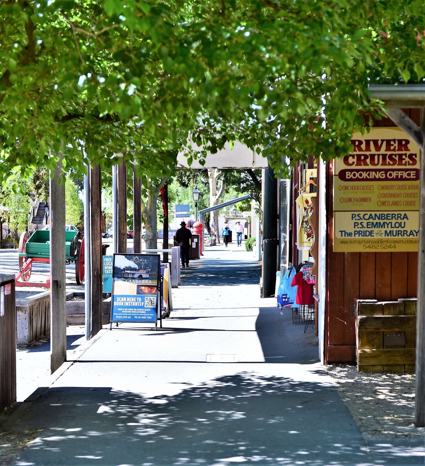Businesses along the Murray under threat as bookings plummet Riverine