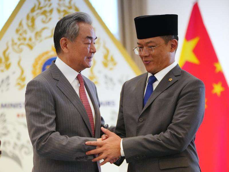 Indonesia and China pledge closer defence, energy ties
