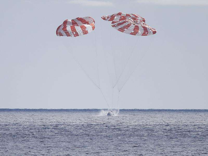 Kapsuła NASA Orion wraca na Ziemię