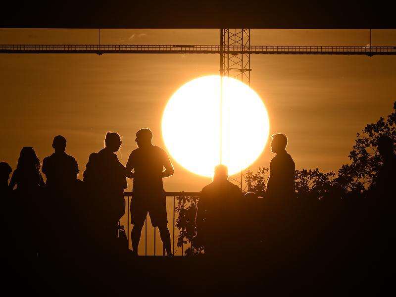 Hot topic: Aussies lose sleep and work to rising temps