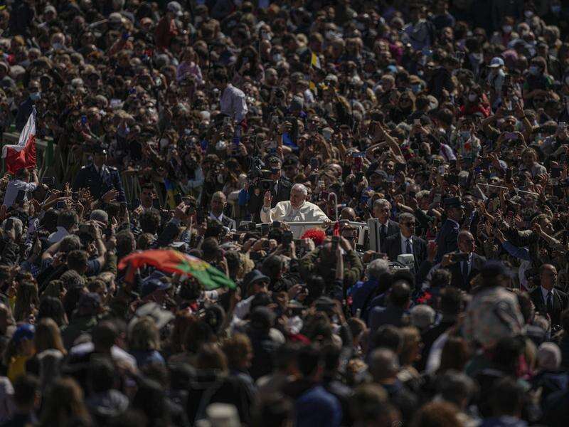 Pope leads crowds in outdoor Easter mass Shepparton News