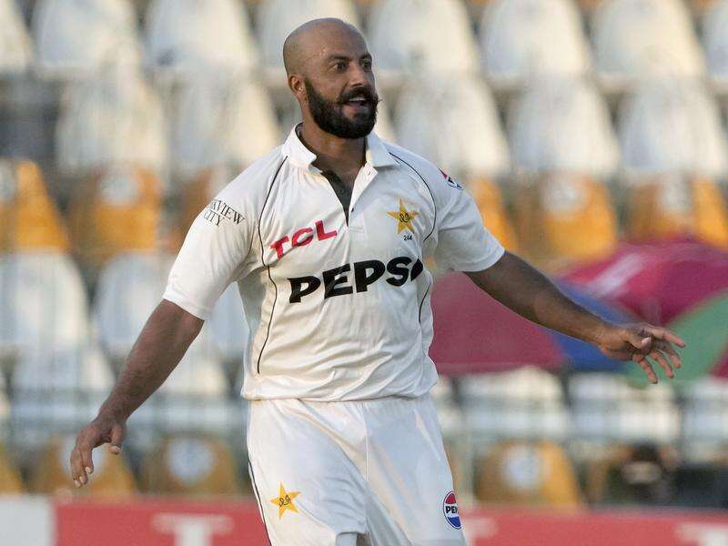 Pakistan on top, close in on levelling Test series