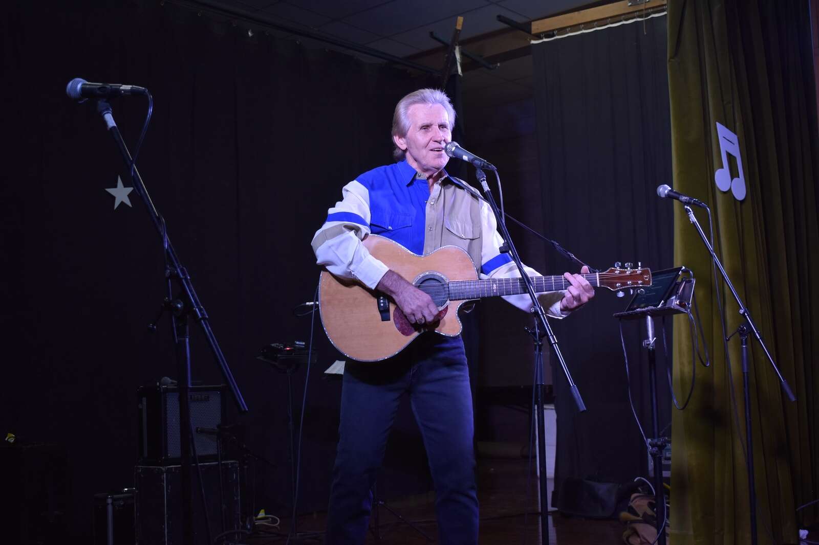 Locky laps up country music festival | Riverine Herald