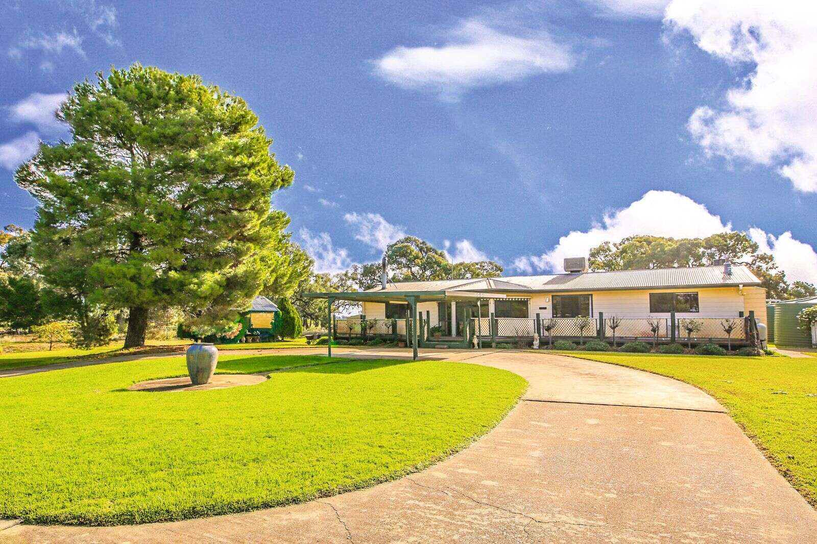 Superb semirural living less than 10 mins from town Deniliquin