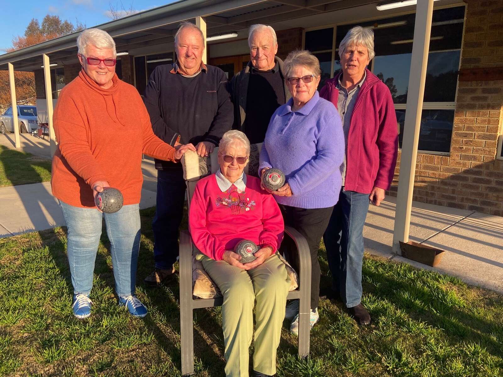 Barefoot bowls rolls into Avenel Benalla Ensign