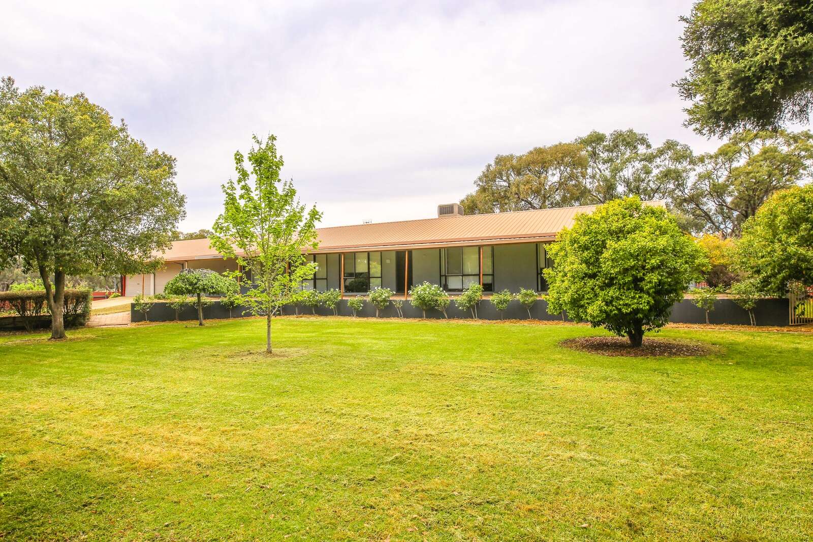 BIG HOME, BLOCK, SHED & SELFCONTAINED UNIT Deniliquin Pastoral Times
