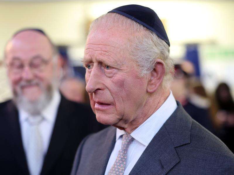 King visits UK synagogue attacked by 'IS supporter' | Kyabram Free Press