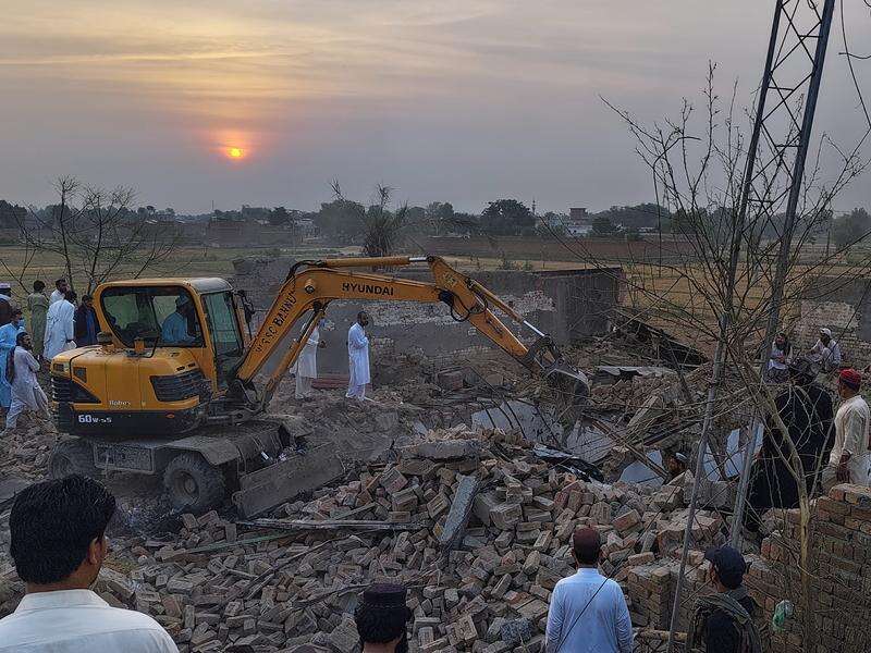 Twelve Pakistani police killed in car bomb and shootout