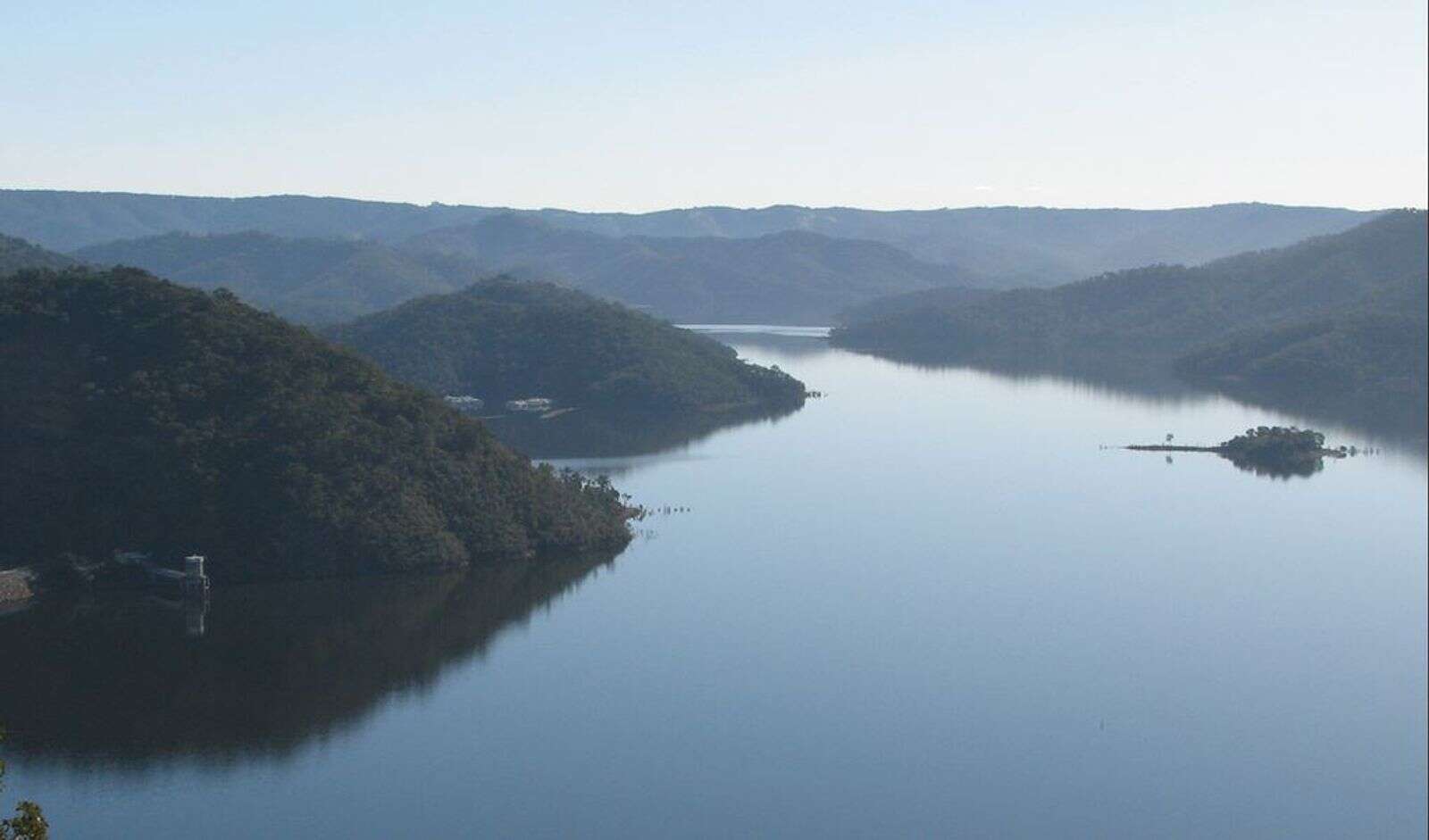 Five people rescued at Lake Eildon after boat capsizes Shepparton News