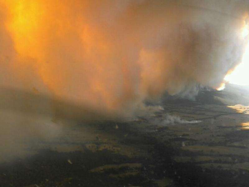 Homes feared lost in large bushfire in Victoria's west | Country News