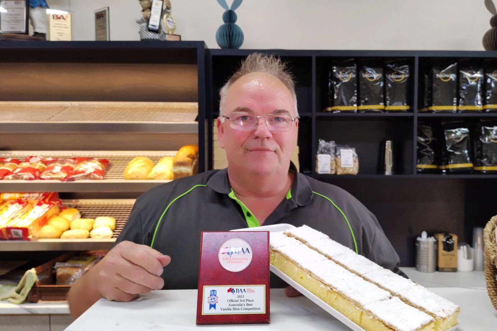 bertallis-award-winning-vanilla-slice-benalla-ensign
