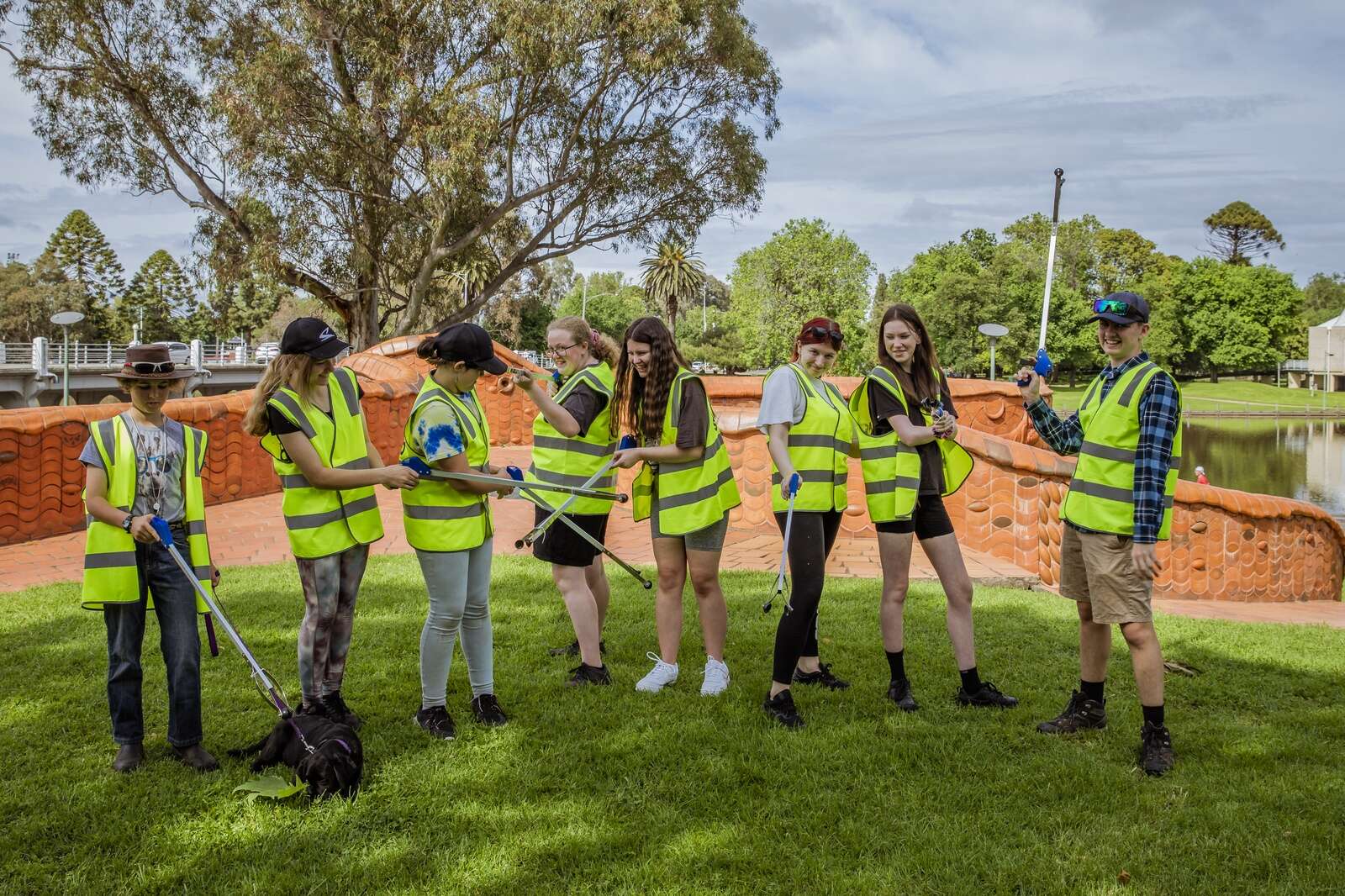 Youngsters give Lake Benalla a spring clean | Shepparton News