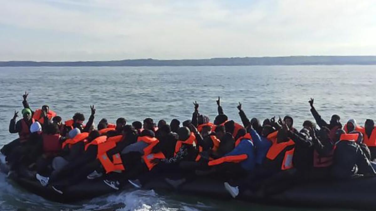 Zeci de migranţi au trecut sâmbătă Canalul Mânecii spre Anglia, în ciuda ameninţării cu expulzarea în Rwanda