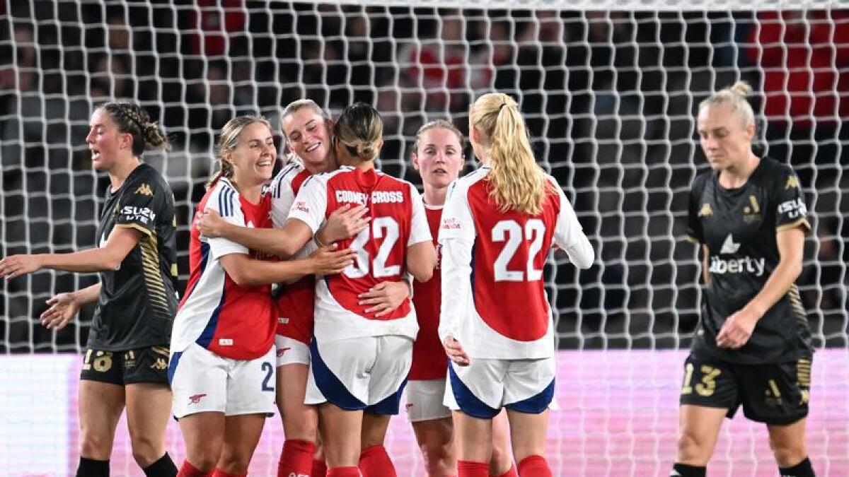 Alessia Russo celebrates her goal with her Arsenal teammates.