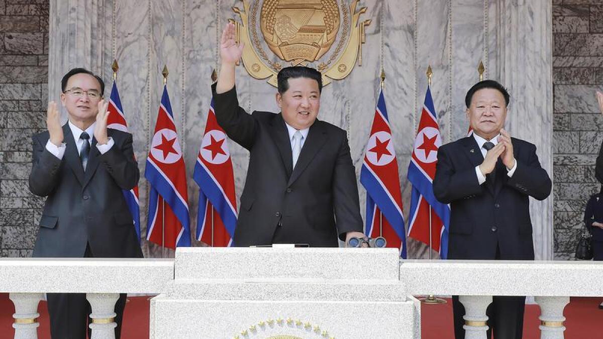 North Korean leader Kim Jong Un (centre)