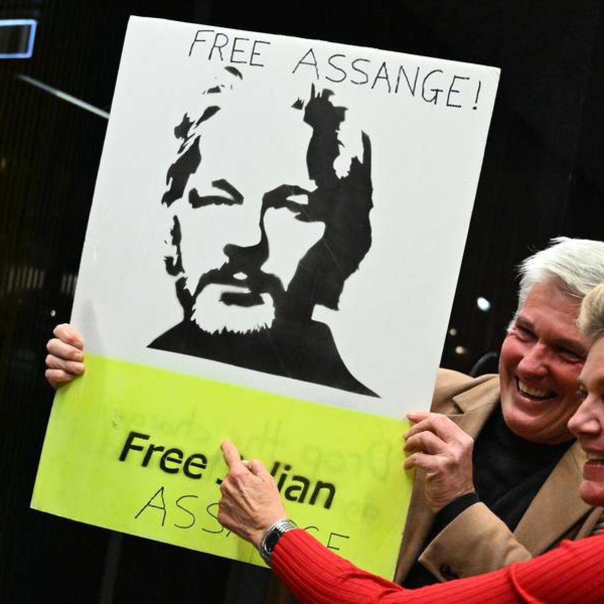 Free Assange sign