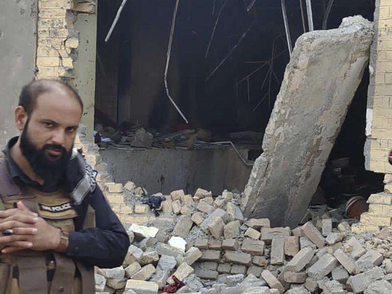 Pakistan militants kill at least 23 at police station