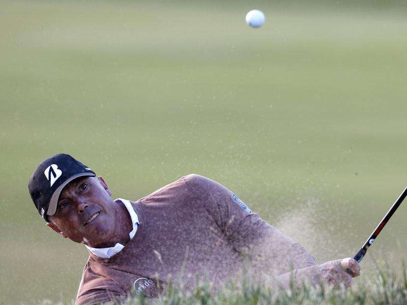 El estadounidense Kuchar desaparece tarde para compartir el liderato del golf mundial mexicano