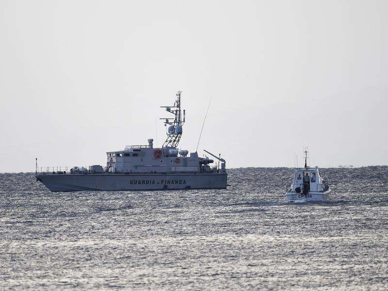 Continuano le ricerche per 6 persone a bordo di un superyacht affondato al largo dell’Italia