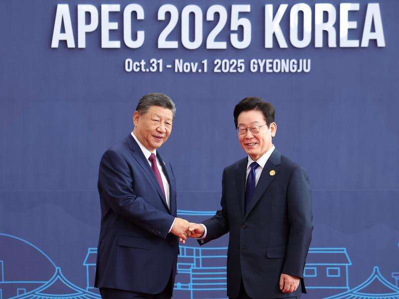 China's Xi defends free trade as Trump snubs APEC talks