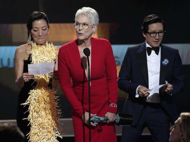 “Everything Everywhere” domina gli US SAG Awards