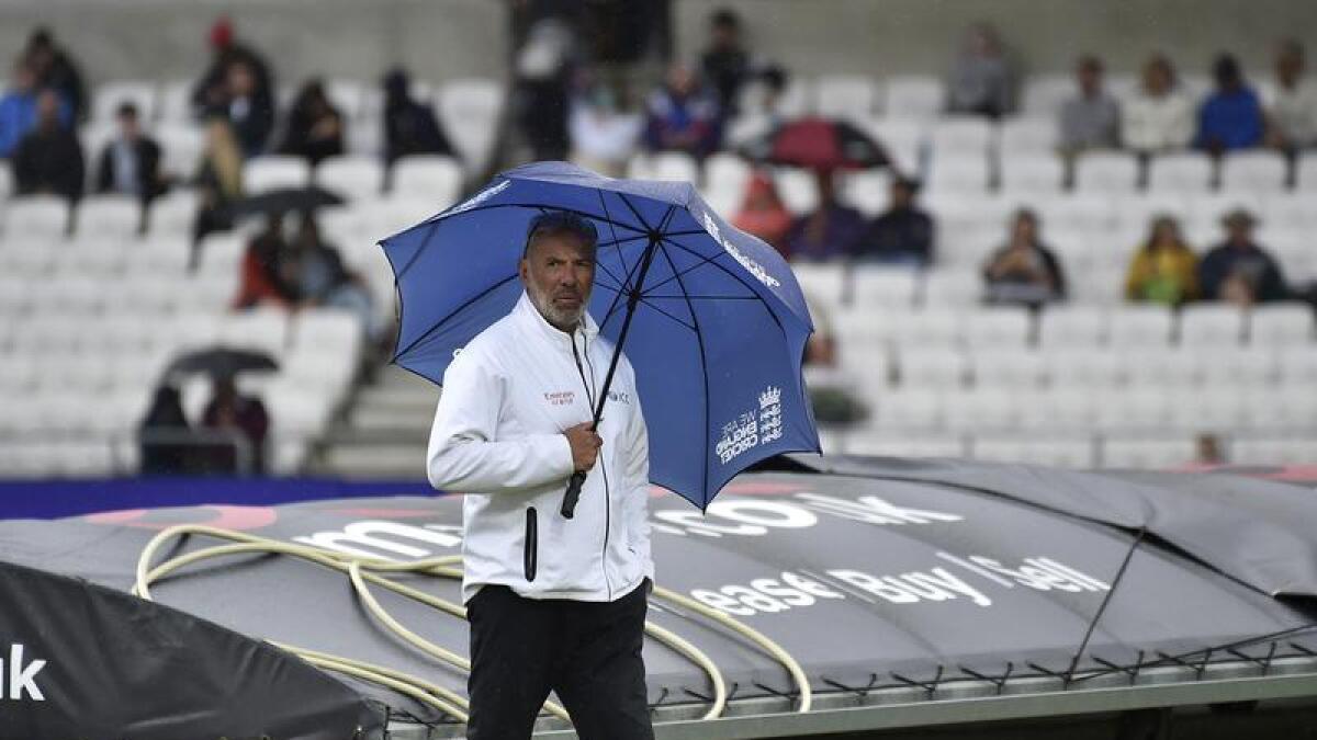 Rain has delayed the start of play between England and New Zealand.