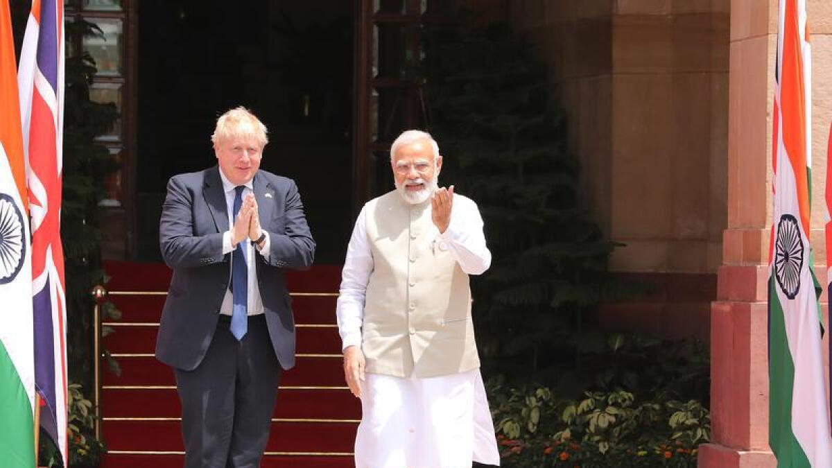 British PM Boris Johnson (l) and India's leader Narendra Modi.