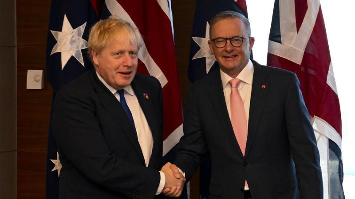 British Prime Minister Boris Johnson (l) with Anthony Albanese.