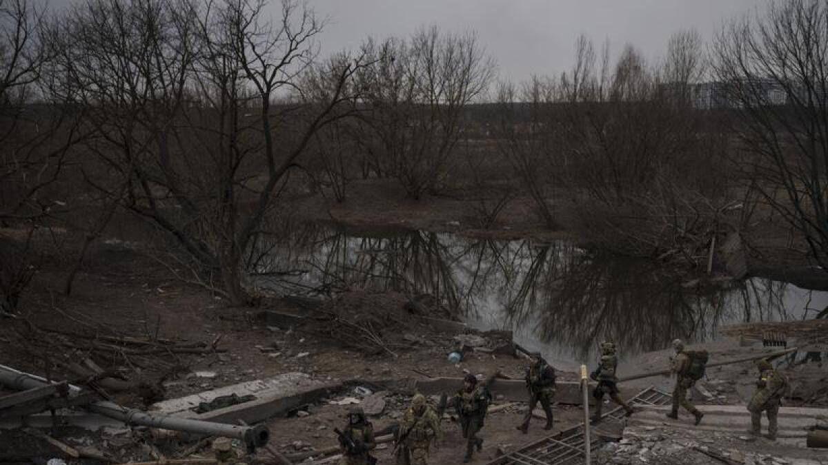 Ukrainian soldiers on the outskirts of Kyiv