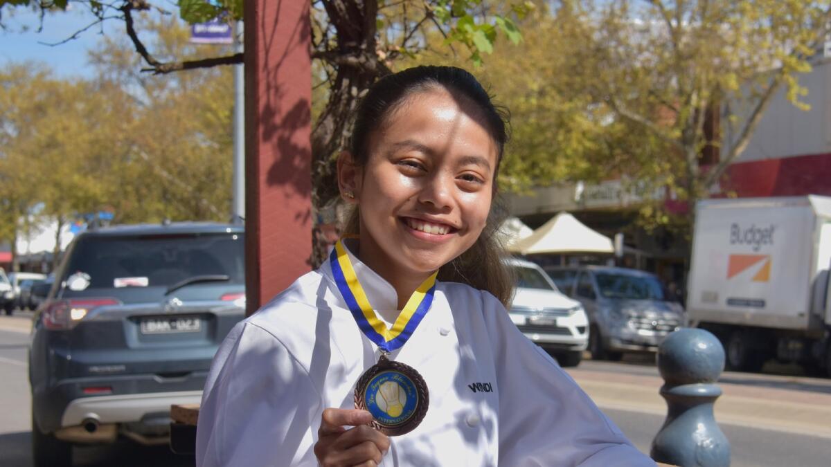 Benalla chef Windi Juli Safitri has taken out a bronze medal in the Les Toques Blanches Awards for excellence. This is her second medal in only the second comepetiton she has entered.