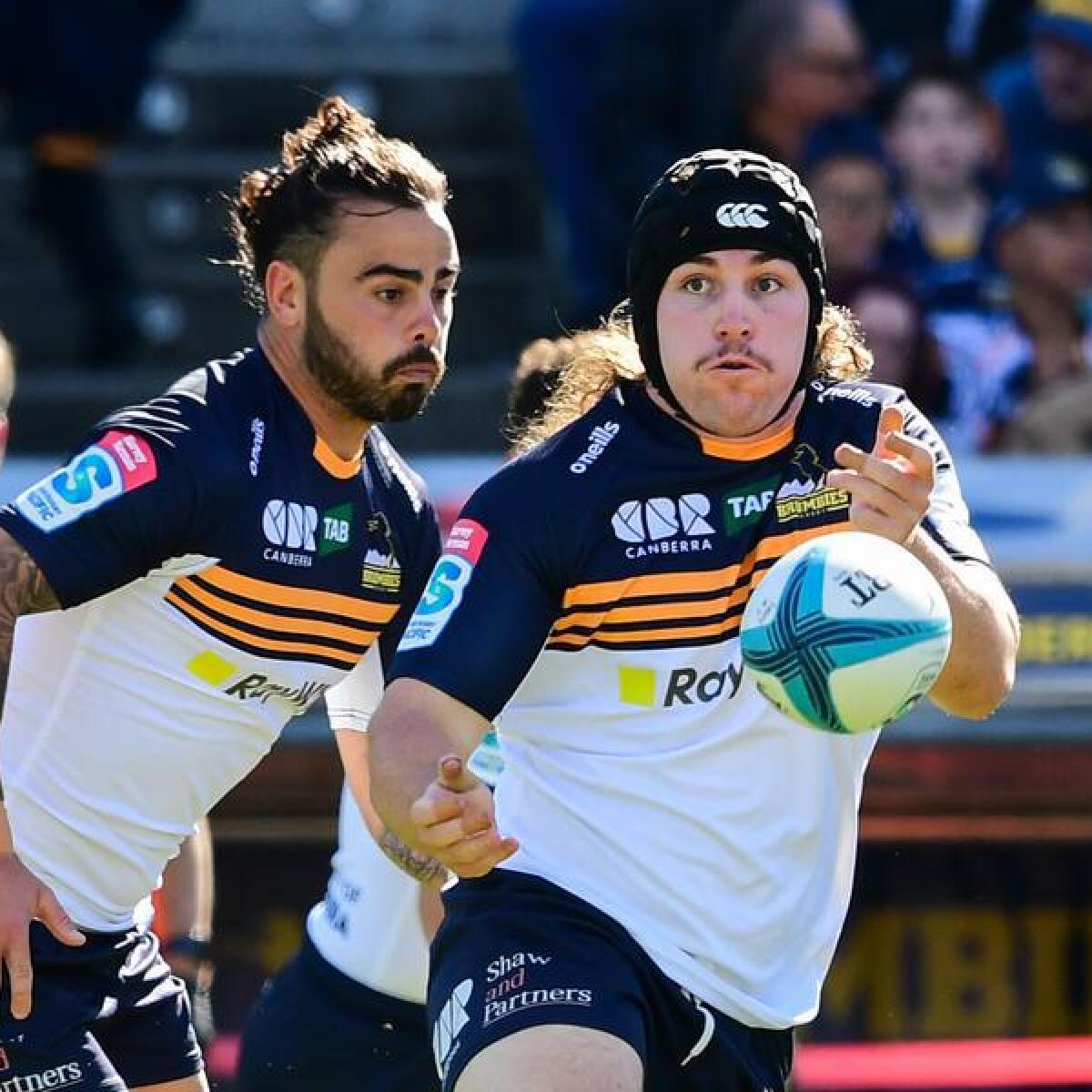 Lachie Lonerrgan of the ACT Brumbies passes the ball.