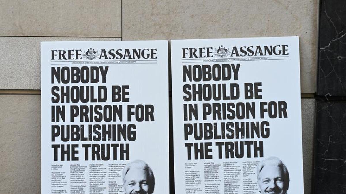 Free Julian Assange Placards