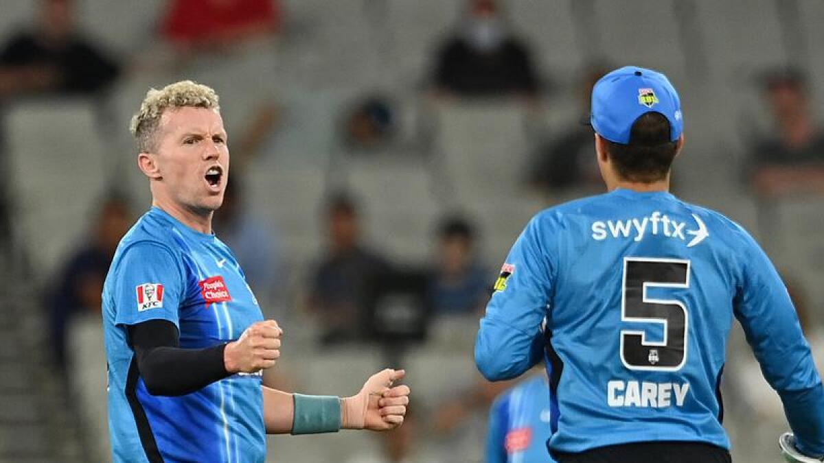 Peter Siddle has helped the Adelaide Strikers to win a BBL thriller.