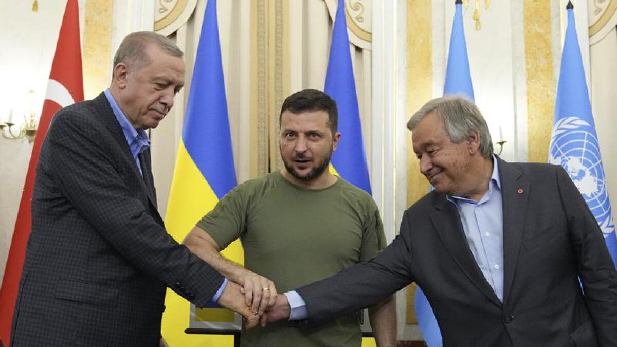 The leaders of Turkey (l), Ukraine (c) and the United Nations.