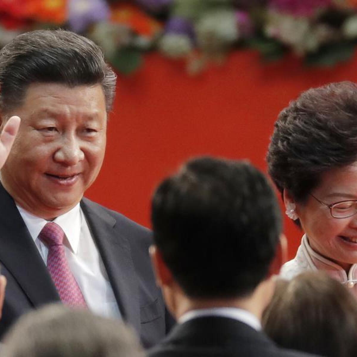 Chinese President Xi Jinping (l) with HK chief executive Carrie Lam.