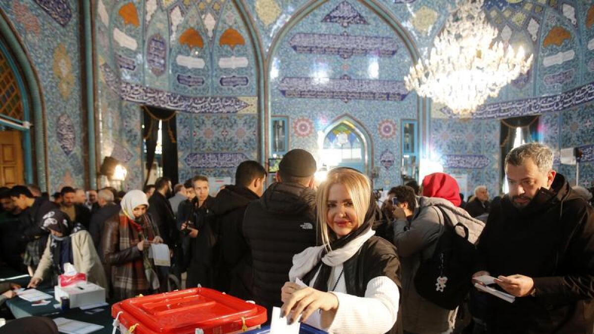 Iranian woman casts her vote